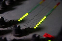 Nahaufnahme eines Radiomischpults