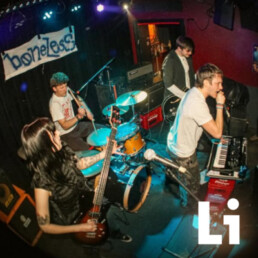 Band Knochenlos auf der Bühne bei einem Konzert